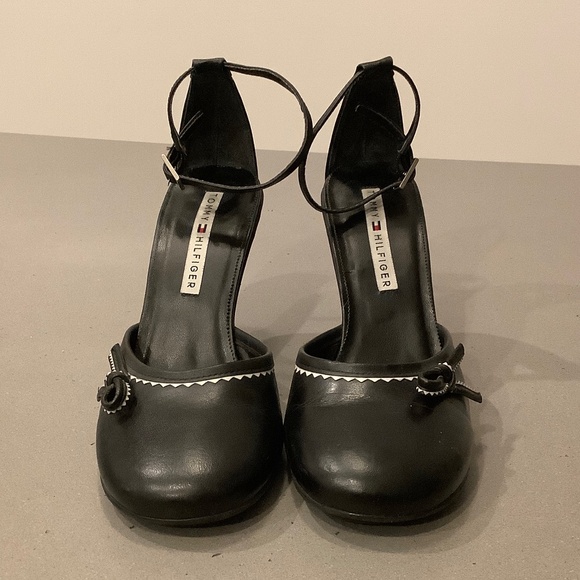 Tommy Hilfiger black leather round toe ankle strap high heel size 8.5M - Picture 3 of 10